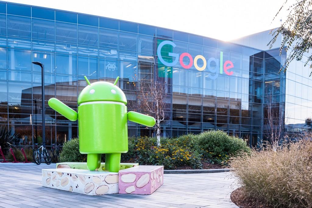Siège de la société Google et robot Android au premier plan