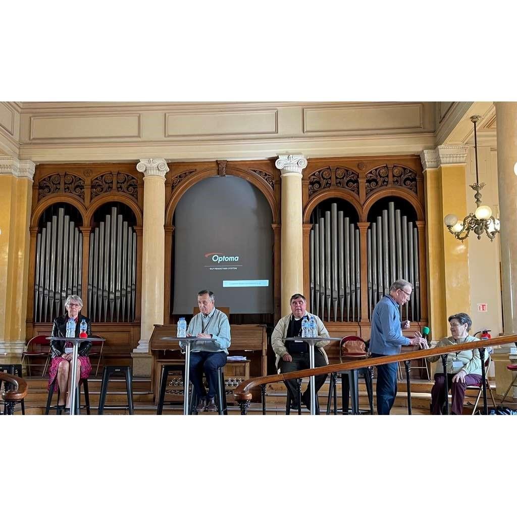 Photographie des participants à la table ronde. Les personnes sont installées sur l'estrade de la salle André Machal, l'orgue est visible en arrière plan. De gauche à droite : Odille Gallianne, Michel Ferrant, Manuel Pereira, Denis Algalarrondo et Catherine Acquaviva.