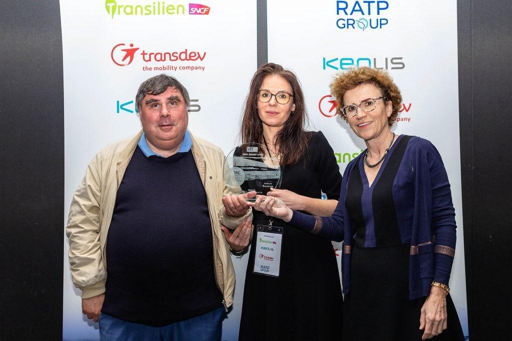 Photographie de Manuel Pereira (Certam), Magali Ben Saïd (Keolis) et Sylvie Charles (Transilien SNCF) tenant le trophée Smart City.