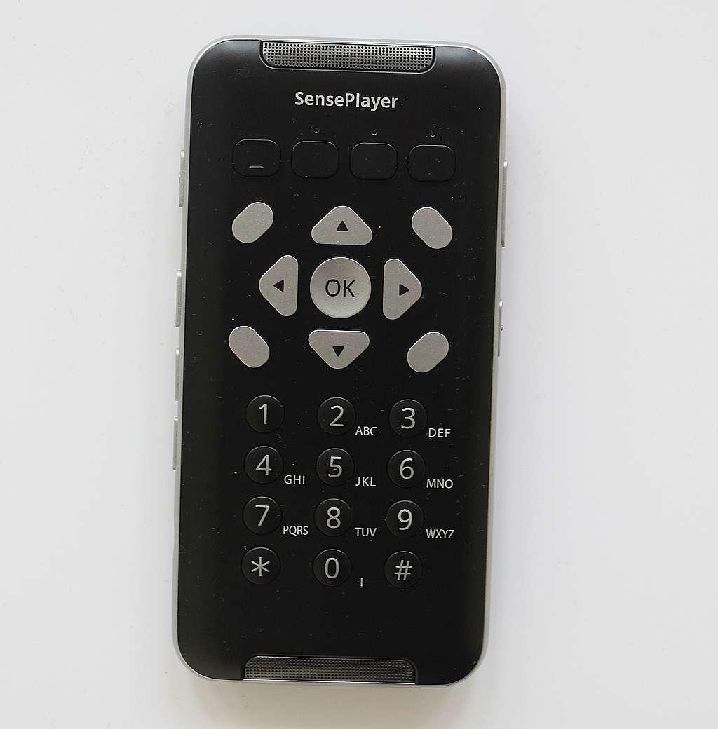 Vue du SensePlayer boîtier noir avec les touches grises du pavé numérique et les boutons noirs du joystick