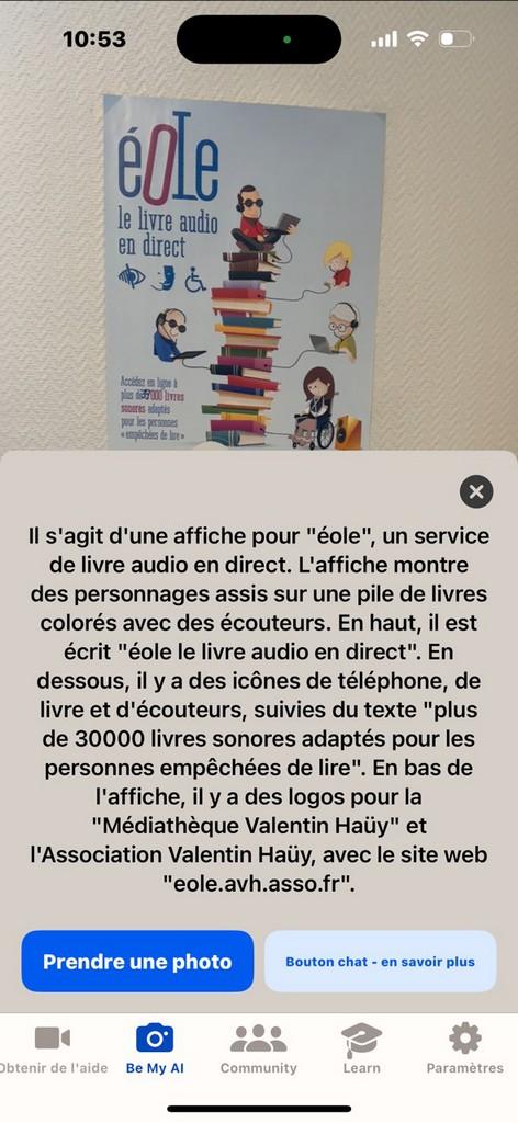 L'affiche de la bibliothèque Éole de l'AVH capturée par l'application "Be my Eyes"